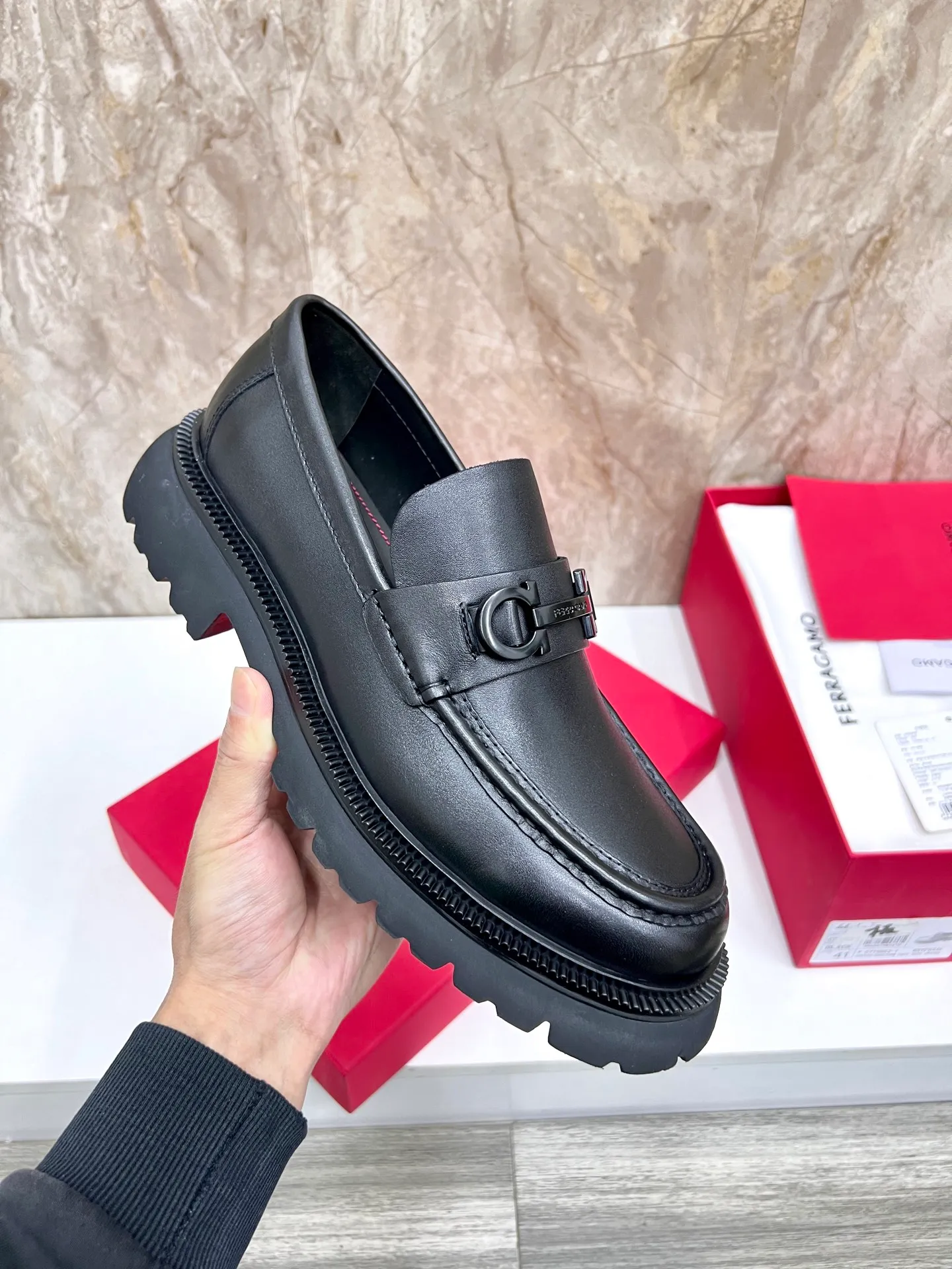 Original quality P780 Brand: Ferragamo Standard code: Men's code 39.40.41.42.43.44 Grade: Same style as the official website High-quality men's shoes Material: Customized first-layer calfskin with water-dyed cowhide lining Cowhide tiptoe Original non-slip and wear-resistant rubber outsole Style category: Men's formal business leather shoes are young and fashionable European and American trends British style Casual matching Comfortable feet Color: actual picture